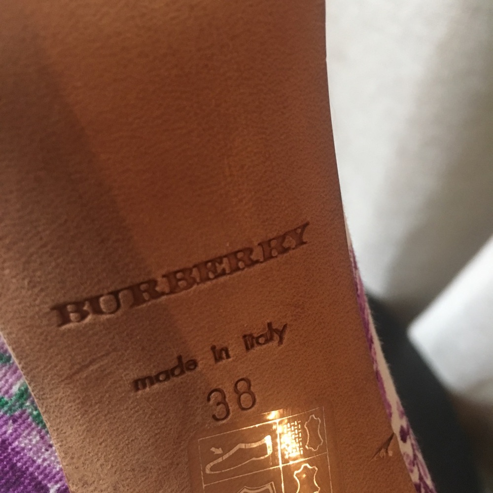 Burberry floral pump w/croc heel - Picture 6 of 6